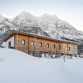 Berge in Schnee Gebäude Zugspitz Resort 